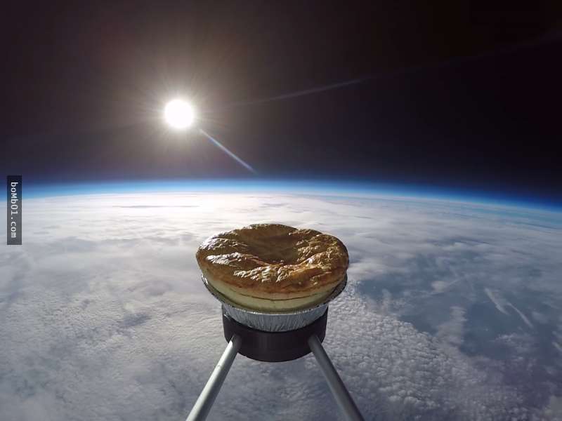 科學家很好奇「餡餅與大氣磨擦後的結果」，於是他們決定把餡餅送上30公里高空！