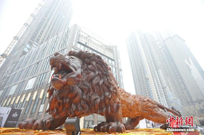 這20個神人花3年時間「把一棵樹雕刻成獅子」，完成後馬上刷新記錄成為全世界最巨型的紅木雕刻！