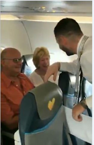 機師起飛前突然廣播「感謝第17排的乘客」，「他們第一次坐我的開的飛機」…大家聽懂後瘋狂鼓掌！