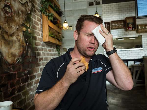 瘋了！　澳洲推史上最辣「斷魂椒漢堡」　顧客要簽契約才能吃