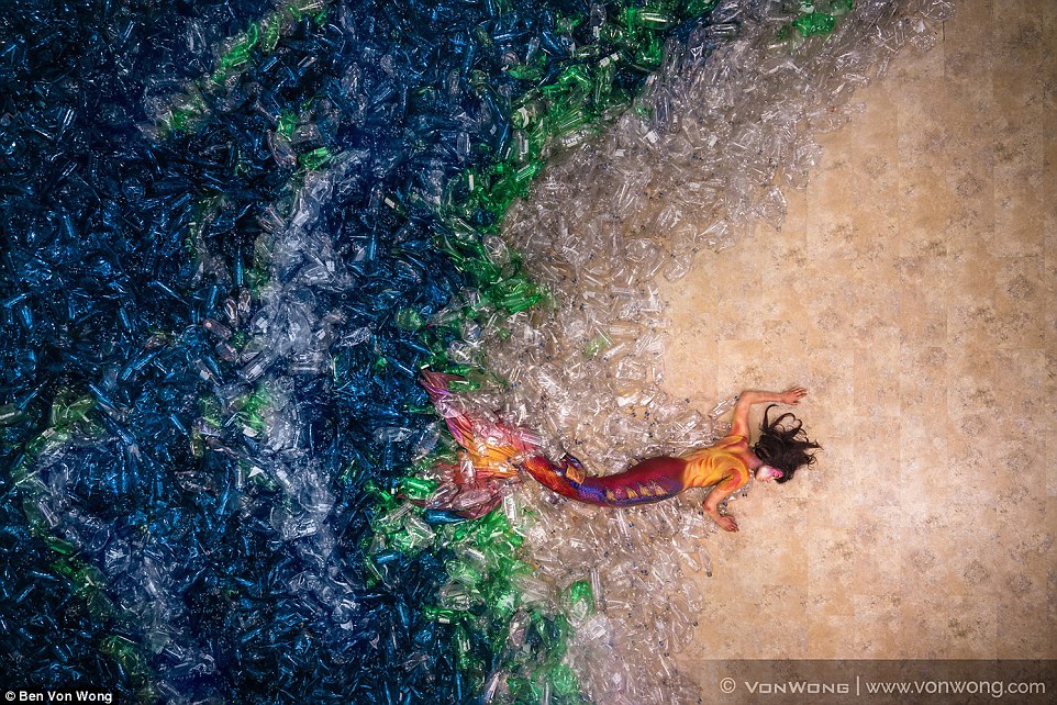 攝影師用10000個寶特瓶拍出夢幻美人魚　絕美作品背後的醜陋真相令人心痛