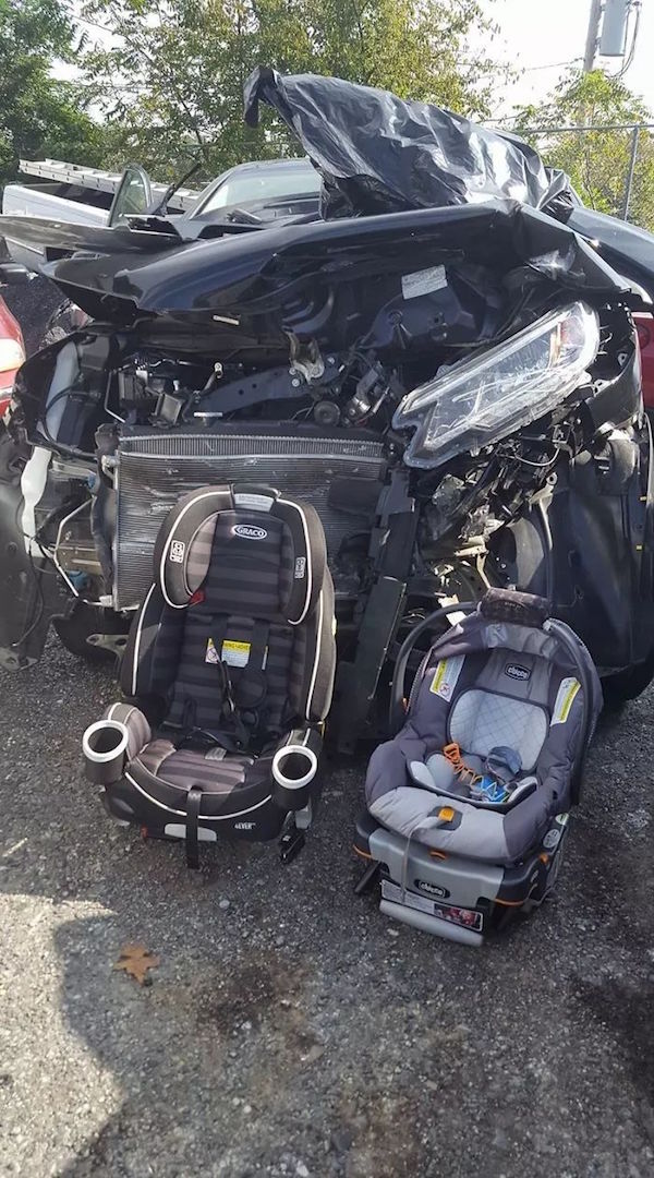 媽媽載2名小孩被衝撞「車子變成稀巴爛」，但因為她「行前這2分鐘的動作」…小孩竟然毫髮無傷！