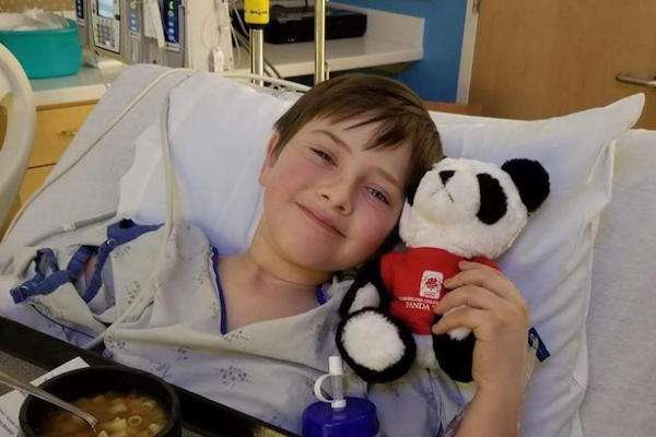 8歲男童騎腳踏車摔倒「縫了傷口」　但8天後「傷口反噬」把他右半邊身體都吃掉了