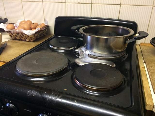 老媽在瓦斯爐上燒開水卻忘記在鍋子裡加水，乾燒一個小時後「T-1000」誕生了！