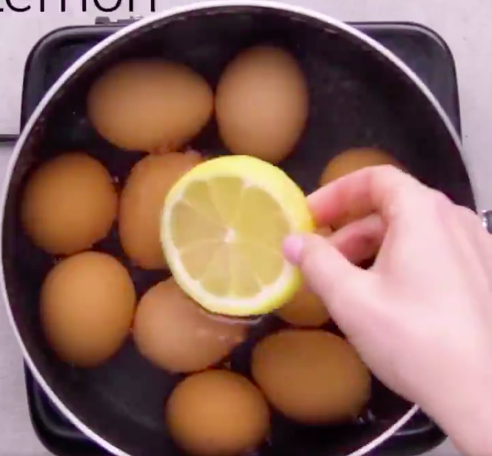 推特瘋傳「鍋裡放一片檸檬」就能輕鬆剝蛋殼　不施力「蛋殼一秒滑開」畫面超療癒