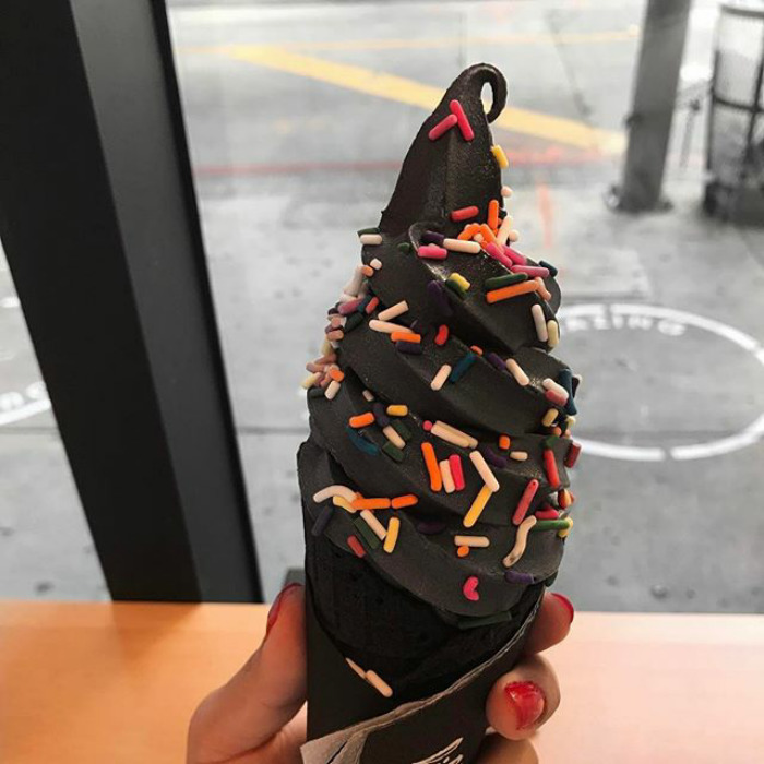 「全黑色冰淇淋」旋風已經開始要席捲全世界，現在每個潮人都拿著一支狂拍照打卡！