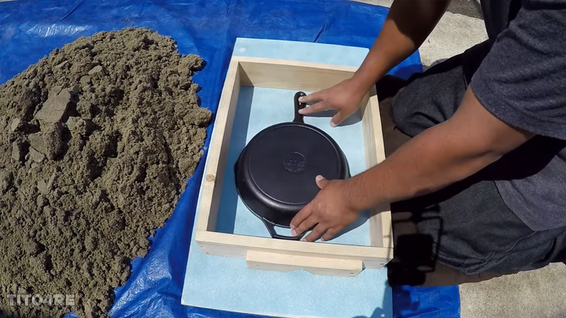 這個人在平底鍋上鋪滿沙子「大家都不懂在幹嘛」，沒想到最後居然能做出一個全新的平底鍋！