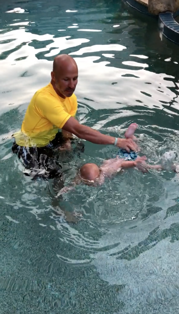小嬰兒在水裡「扭動身體自救」　媽媽目睹震撼一幕：此生最驕傲的一刻