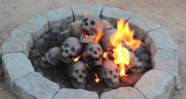 今年的中秋烤肉趴就是需要這種「骷髏頭造型木」，酷斃的畫面讓大家都要衝去你家烤肉了！