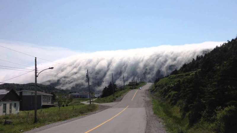 加拿大驚見現實版「迷霧驚魂」　霧浪奔湧如世界末日