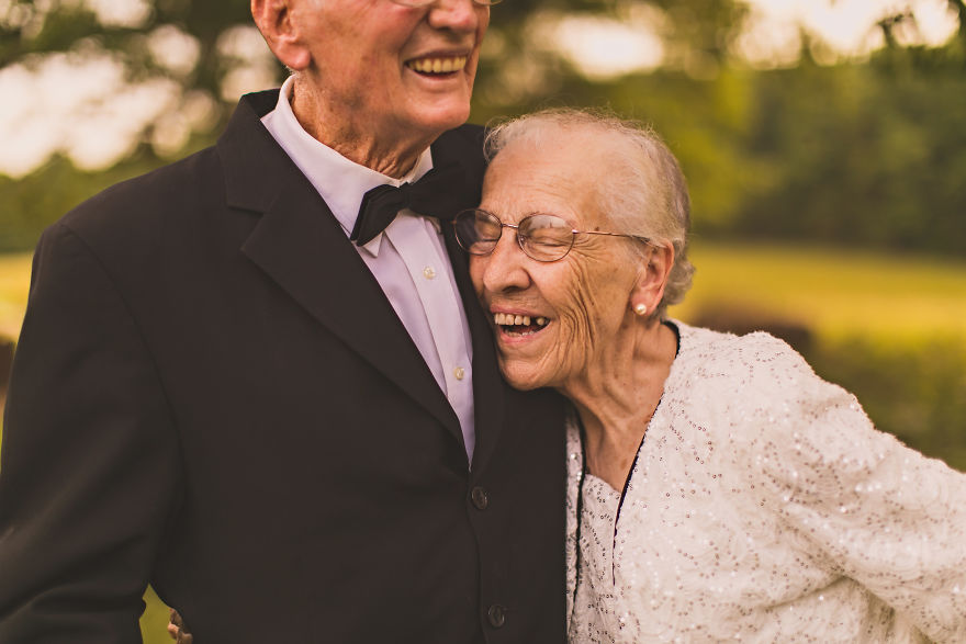 這對老夫老妻在結婚65週年拍曬恩愛記念照，從他們的互動大家都感受到依然濃烈的愛意！