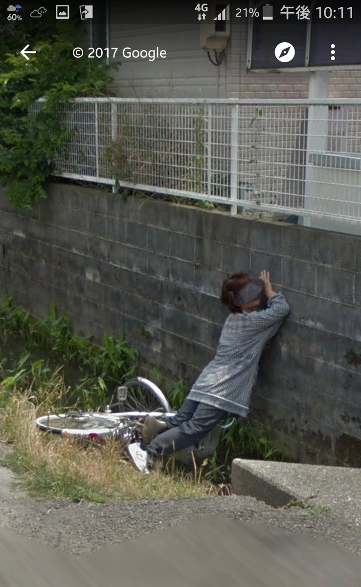 他在Google街景看到「日本阿姨騎自行車摔進水溝」，整個人貼在牆壁的畫面讓大家都內疚噴笑啊！
