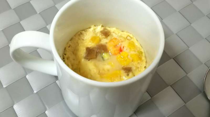 將杯麵剩下的湯汁倒入馬克杯　打一顆蛋微波兩分鐘　以後吃完泡麵都會這樣做