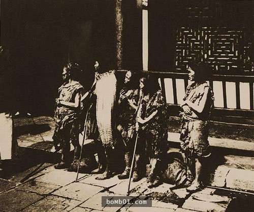 72張「年輕一輩都不知道」的中國上一世紀生活照，裹小腳的女人真的太難以想像了！