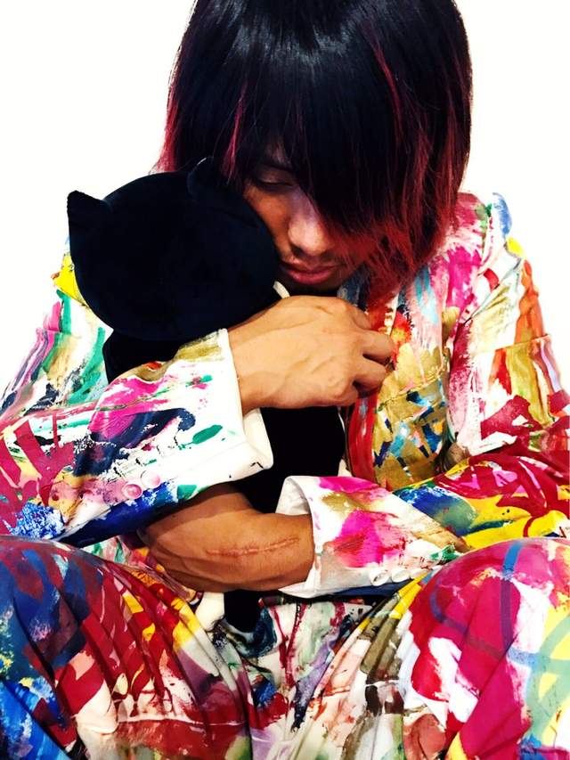 日本摔角選手的「愛貓」慘被對手抓去當發洩對象，觀眾面前直接分屍讓大家都驚叫！
