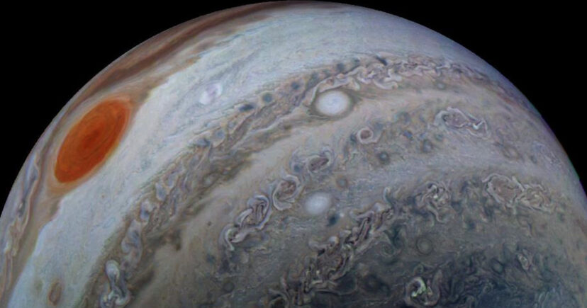 不近看不知道多美！　NASA罕見公開「木星近拍雲頂」光滑表面佈滿美麗花紋