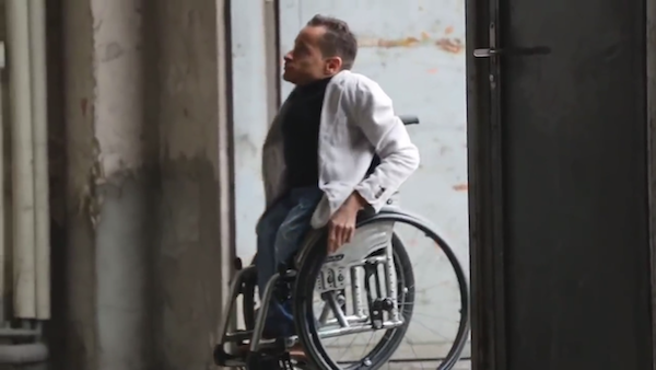 「身障者等身模型」被擺上最貴大街　路人一看就停住了腳步...
