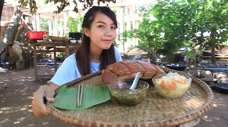 柬埔寨姑娘把大塊豬肉「戳洞下去炸」　切一刀畫面超誘人