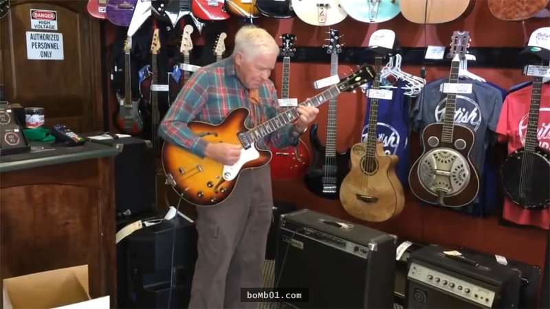 這位81歲的老爺爺「拿起吉他試音」時店長完全沒注意，但他撥下琴弦後…每個人都聽到入迷！