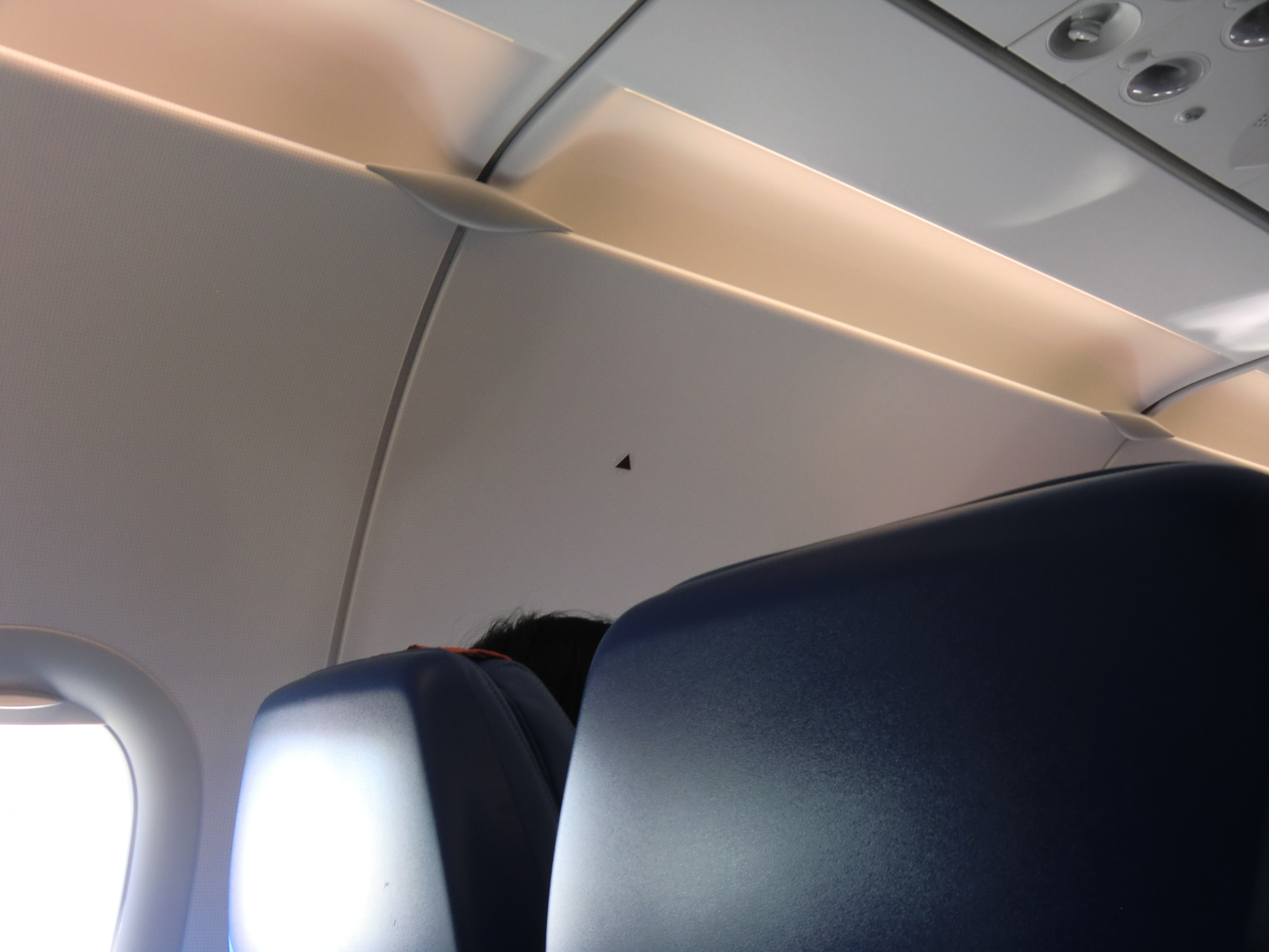 如果你在搭飛機時坐到「三角形標誌」下的座位，機艙裡的乘客都會超羨慕直呼「你賺到了」！