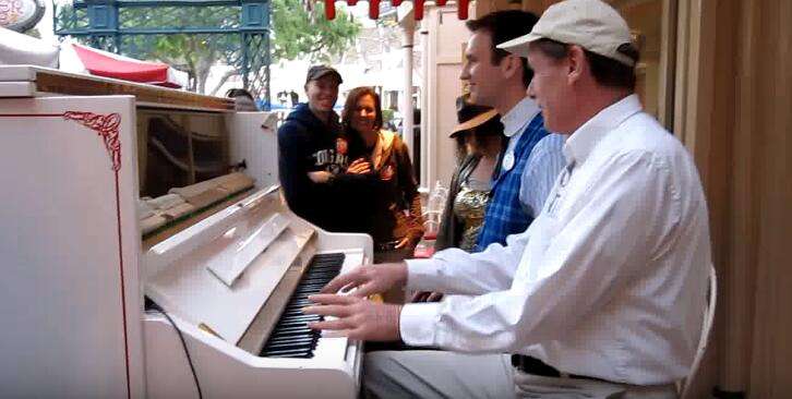 兩位迪士尼鋼琴師演奏時一名遊客突然出手　上演最強五手聯彈