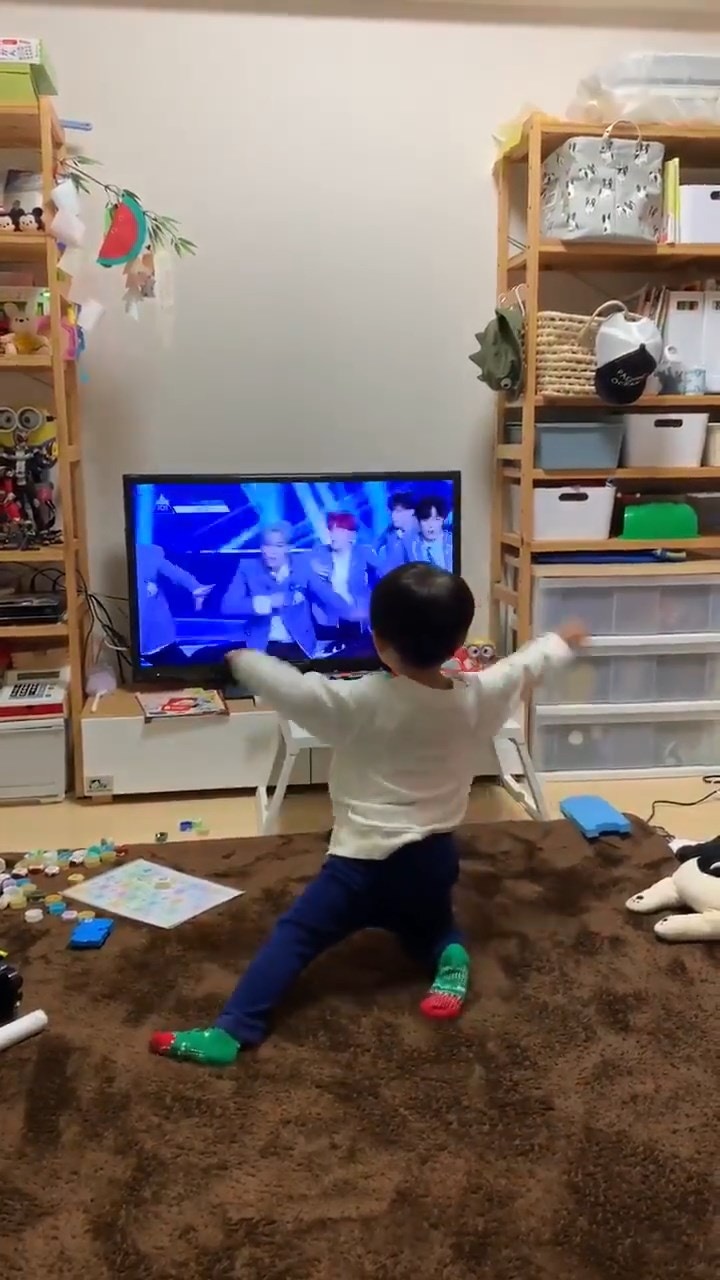 天生的偶像？小男孩完美複製「電視偶像舞步」　網跪求：一定要好好培養！