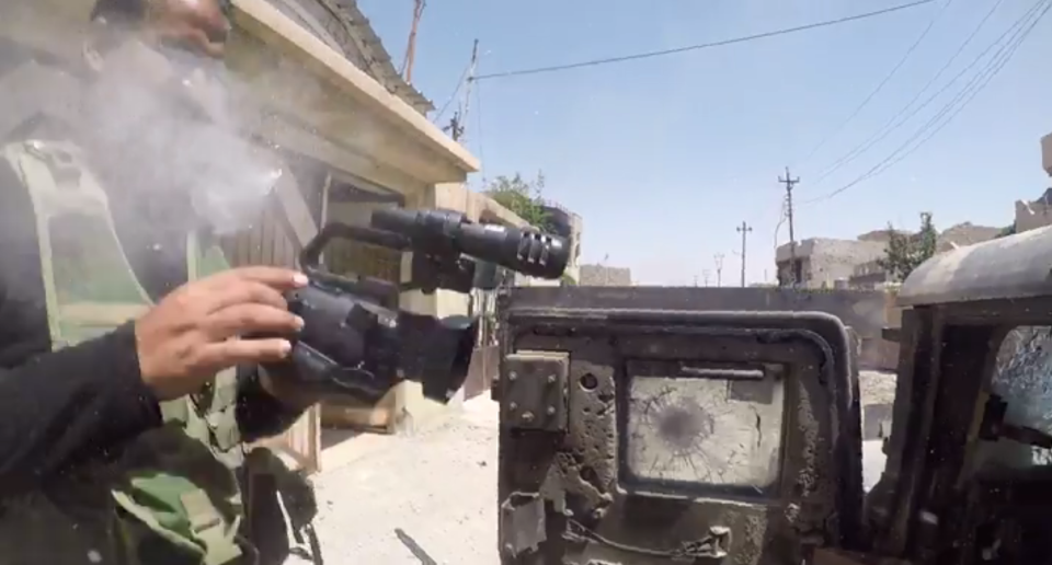 這位戰地記者被ISIS狙擊手射了一槍卻沒有死掉，摸了摸才發現「它」救了自己一命！