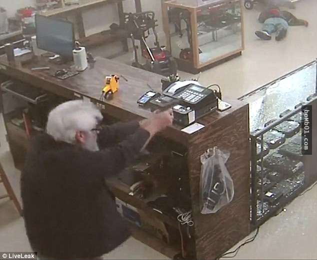 2名天兵搶匪在大白天選擇槍械店打槍，但是踏進店裡才不到幾秒…64歲老闆超猛的！