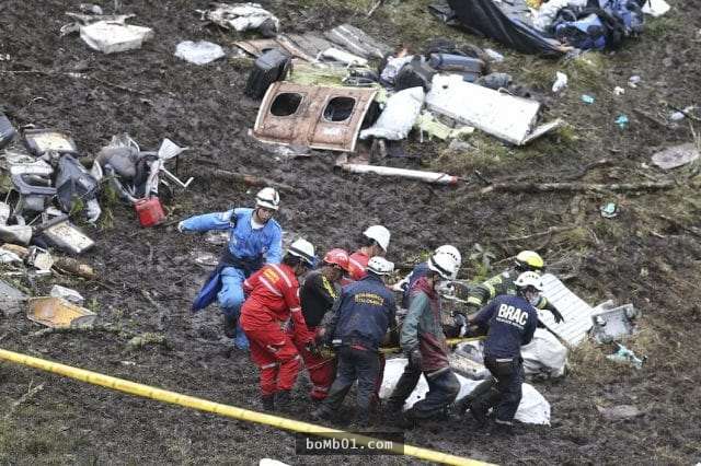 載滿巴西足球員的飛機墜毀後救援人員找到黑盒子，機師「最後說的話」讓大家的心情都很沈重…