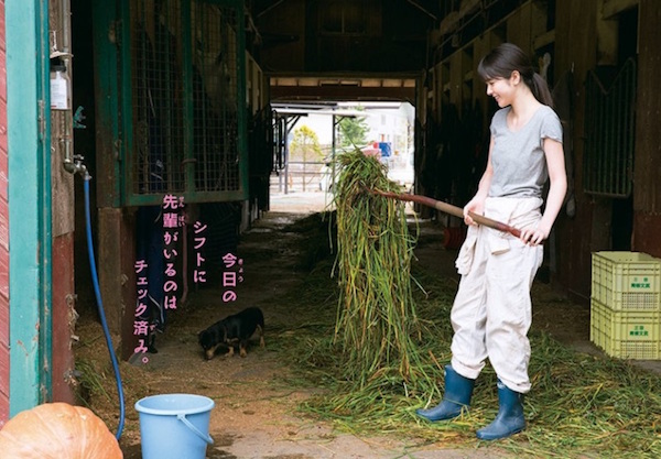 17歲純樸少女在牧場「做粗活」被星探看中出道，「絕美側顏」曝光…秒殺日韓粉絲！