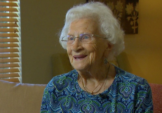 阿嬤我來吃零食～　聖伯納一眼愛上「95歲獨居嬤」　天天來拜訪：像多了個孫子❤