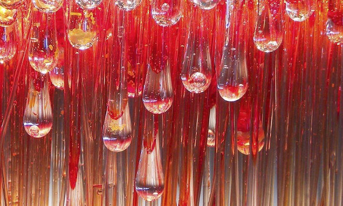 這個藝術家創作的「玻璃水母桌子」一看就會無法移開視線，每一個作品都讓人想收藏啊！