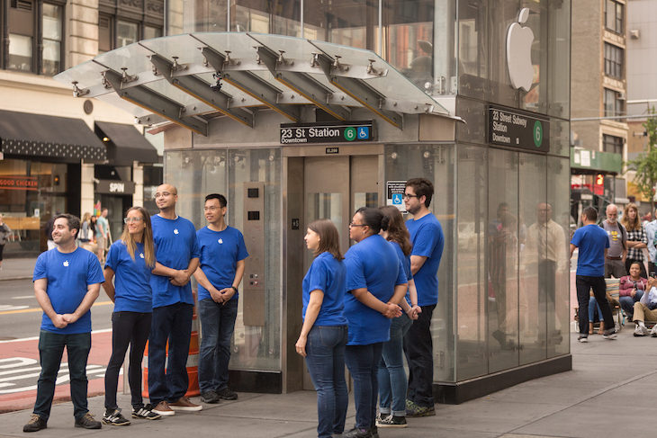 地鐵電梯「掛LOGO」假裝蘋果店　大排長龍唬到路人：真的能買？