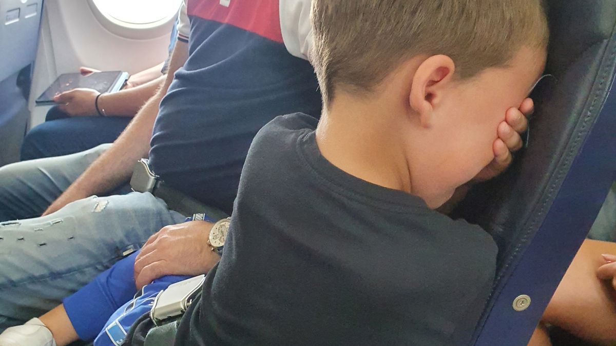 6歲小孩搭機「窗邊座位」被坐走！　「只能坐走道」他崩潰大哭