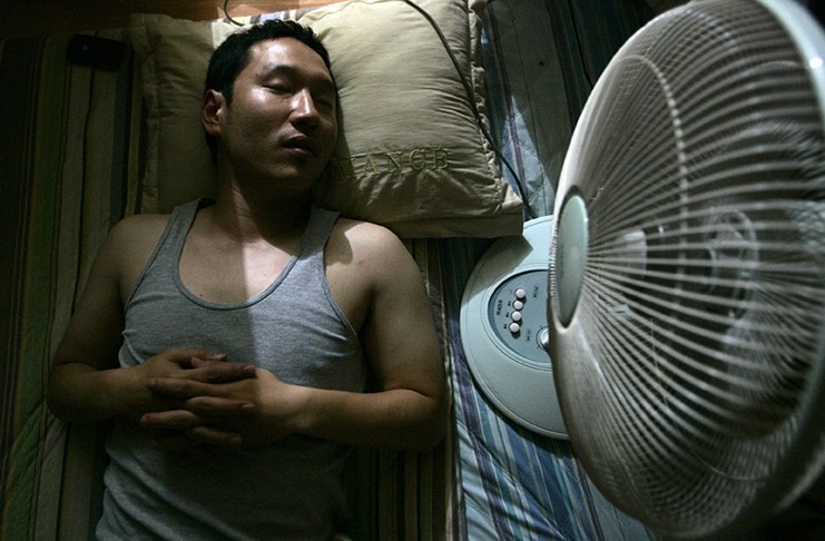 「睡覺時開電扇」對身體有4大影響　網友驚呼：這就是醒來會鼻塞的原因