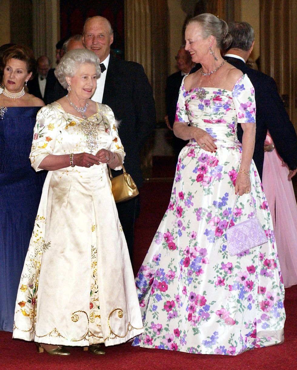 英國女王的超鬧表妹！　80歲丹麥女王「逛地攤買菜、陽台高歌」：連穿搭都很放飛！