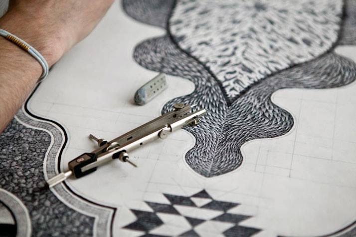 一支原子筆「畫15個月」手繪地毯　成品讓網友讚：絕美藝術品