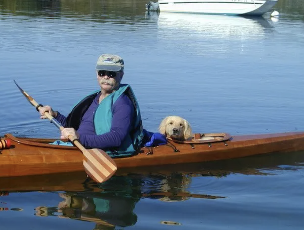 退休後的生活好不愜意～　爸改造「3人版獨木舟」載狗兒子：遊山玩水囉♡