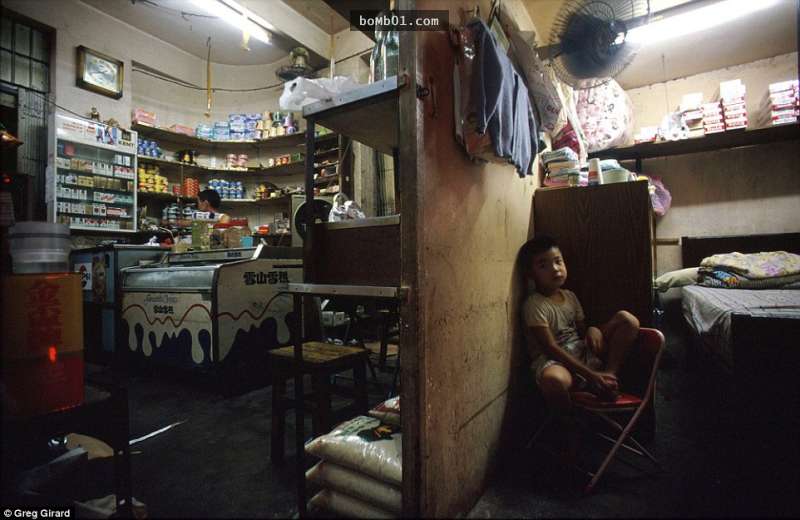 攝影師花費5年拍攝「當年連警察都不敢進入」的香港九龍城寨，無政府狀態下居民的生活竟然是這樣的…