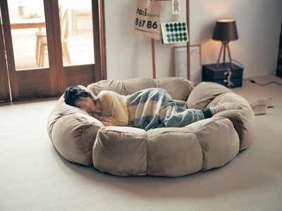 專業耍廢！療癒系「巨型睡窩沙發」柔軟開賣　假日躺一整天超爽