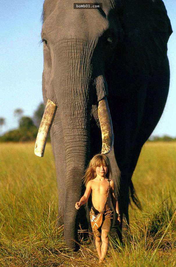 這位法國女孩從小就在非洲跟動物長大…她童年的照片帶給了全世界人難以置信的美麗。