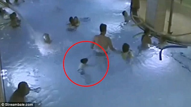 監視器拍下小男孩溺水「卻沒有人發現」的過程，幾分鐘後的畫面讓大家的心都跟著沈了下去！