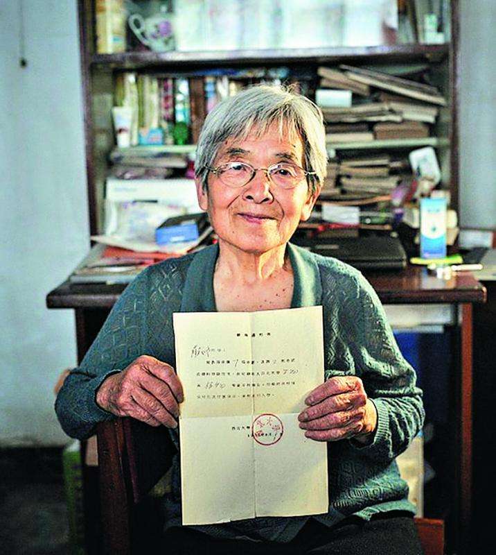 81歲阿嬤是學霸！　「精通5種語言」從大學畢業　完美筆記讓年輕人都看跪了