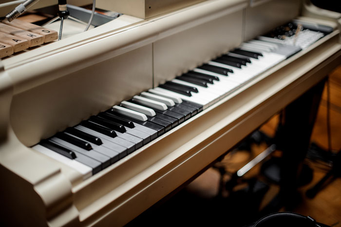 20種樂器「通通塞進鋼琴裡」　神人花3年準備了一場「終極演奏」