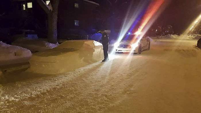 他在路邊用雪堆了一台車　警察來到跟著鬧「開罰單」幽了大家一默