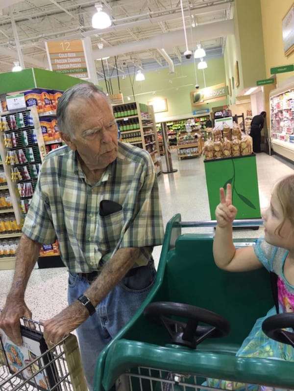 女兒在超市亂叫別人「老頭」　媽媽以為會被罵　沒想到神展開的故事就開始了