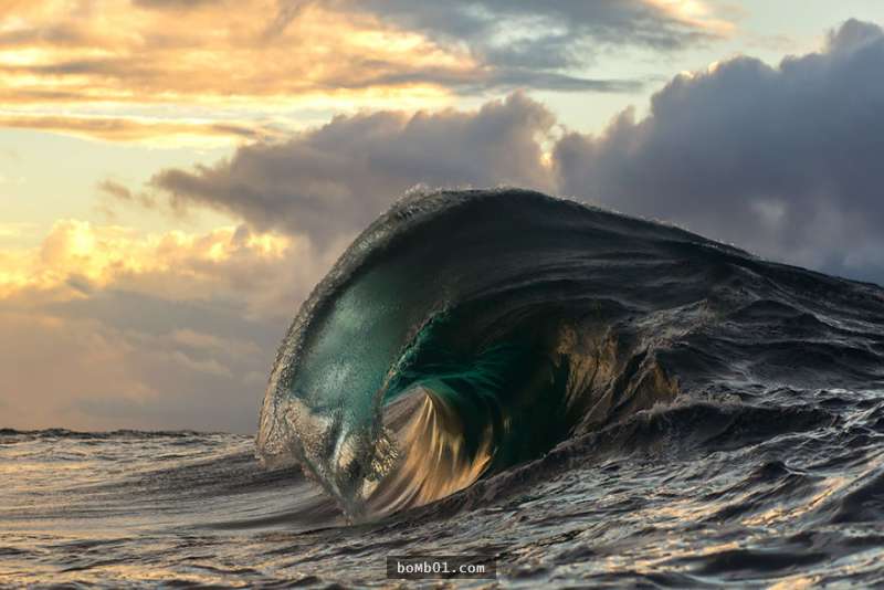 他6年來拿著相機坐在海邊注視著大海，拍下這30張我們從沒發現過的「海浪瞬間情緒」照片！
