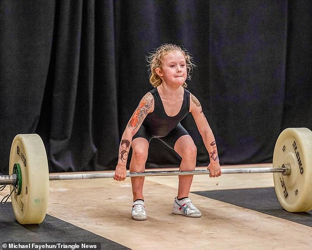 世界最壯7歲小孩！小三妹輕鬆「舉起80kg」　網驚：神力女超人幼年版？