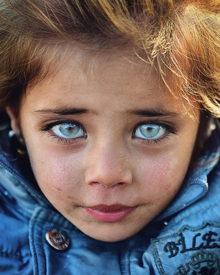 眼睛裡住著銀河系　攝影師找到「最美眼睛孩童」閃耀琥珀色寶石彷彿會吸進去～
