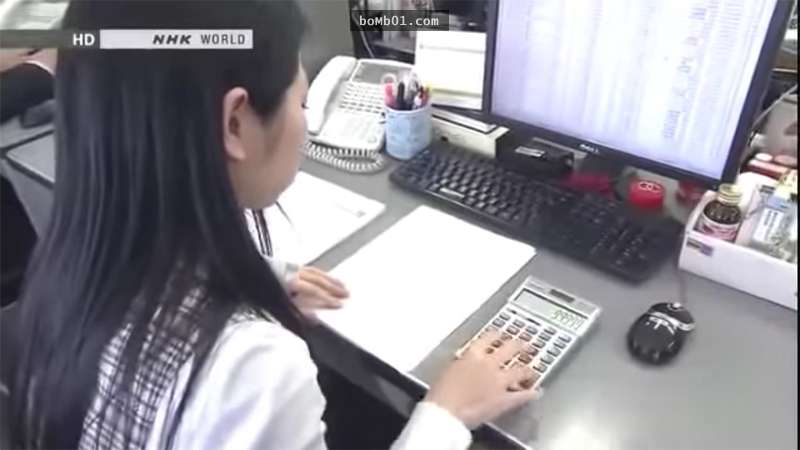 這個日本女上班族的計算速度「把電腦都打敗」，她的手速快到一眨眼就已經算好了！